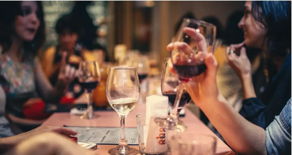 酒吧玩骰子吹牛